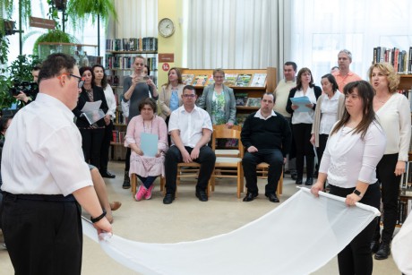 Mindenki része az egésznek! – különleges kiállítás nyílt a Frim Jakab Otthon lakóinak munkáiból